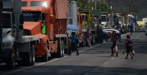 Transportistas bloquean carreteras