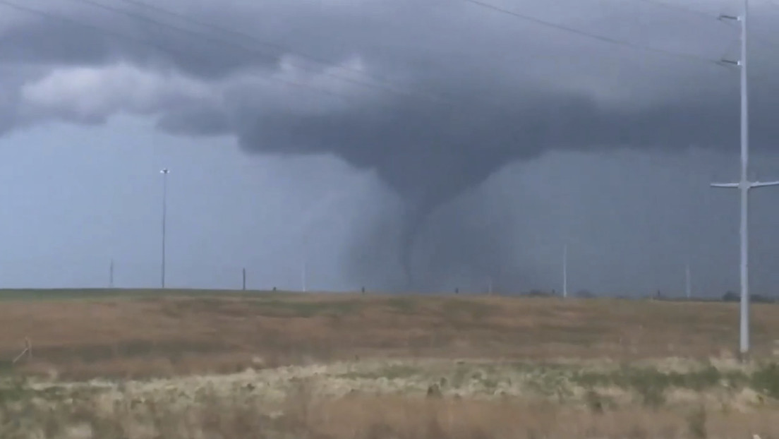 VIDEO: Un tornado deja a su paso "vecindarios enteros arrasados" en EE.UU.