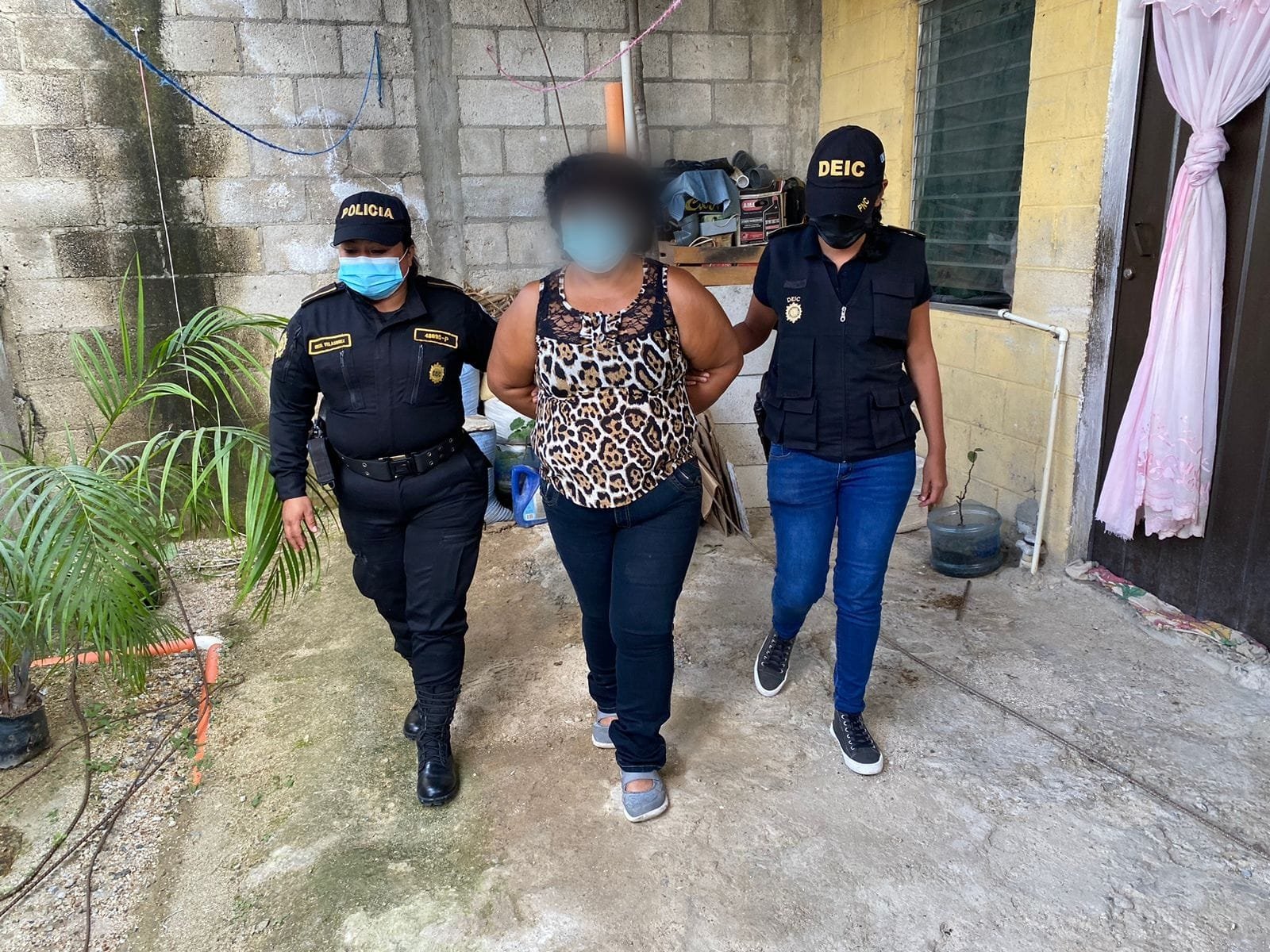 Mujer tenía encerrada a su sobrina de 15 años y la explotaba sexualmente
