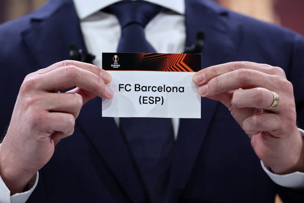 Dieciseisavos de final. El embajador de la UEFA Zoltan Gera presenta la papeleta del FC Barcelona. Foto: REUTERS/Denis Balibouse