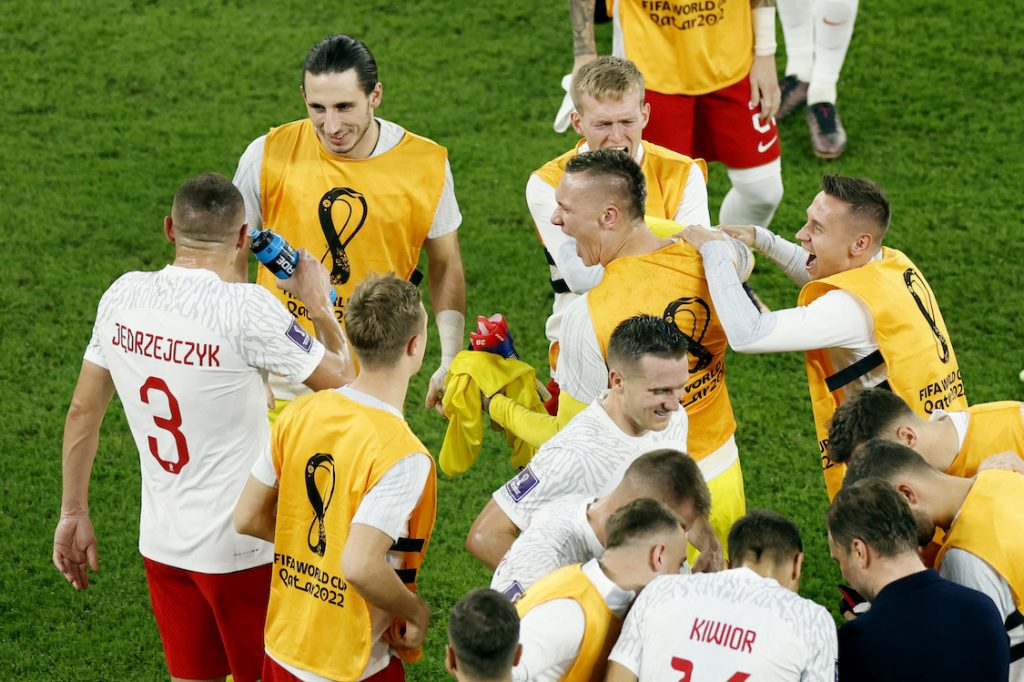 Polonia clasifica a octavos de final, los jugadores recibieron la noticia tras finalizar el partido ante Argentina.