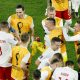 Polonia clasifica a octavos de final, los jugadores recibieron la noticia tras finalizar el partido ante Argentina.