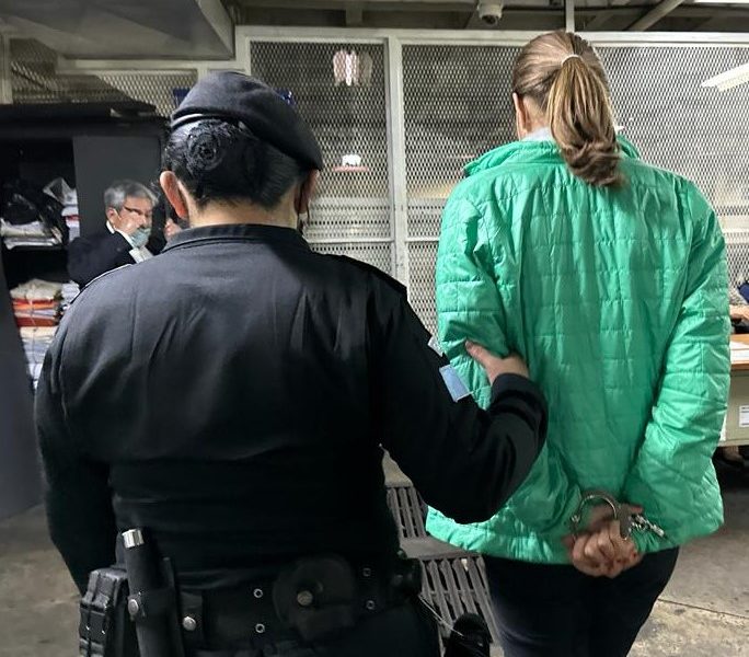 Stephanie Jolluck capturada por intentar salir con piezas mayas en el Aeropuerto La Aurora.