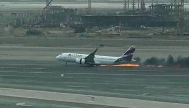 Avión choca con camión de bomberos mientras avanzaba por la pista antes del despegue en el Aeropuerto Internacional de Lima, Perú.