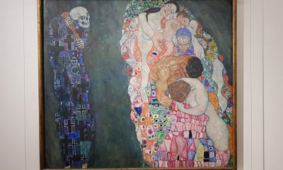 Activistas lanzan petróleo sobre un cuadro de Klimt en Museo, para denunciar la inacción contra la crisis climática.