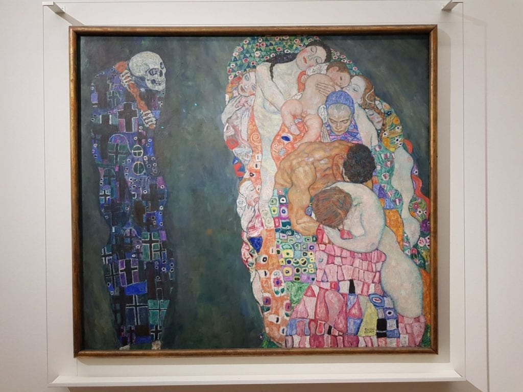 Activistas lanzan petróleo sobre un cuadro de Klimt en Museo, para denunciar la inacción contra la crisis climática.