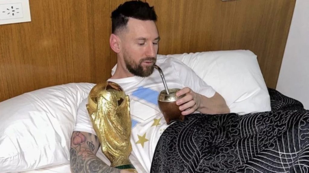 Messi con la Copa del Mundo: El astro argentino causó revuelo en redes sociales por una publicación con el deseado trofeo.