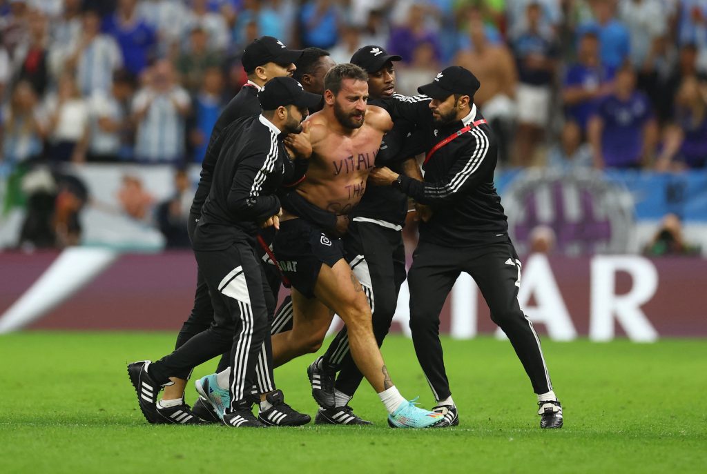 Invasor de cancha en Qatar 2022: Un hombre ha saltado a la cancha del estadio Lusail durante el partido Países Bajos - Argentina.