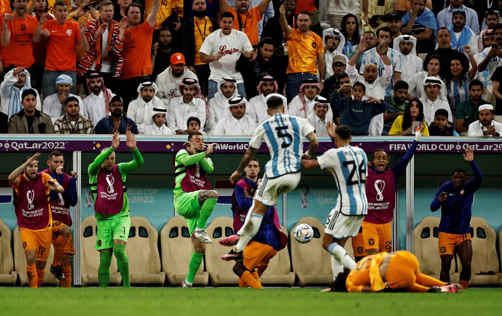 Un pelotazo de Leandro Paredes, provocó trifulca en pleno partido entre Países Bajos y Argentina de cuartos de final.