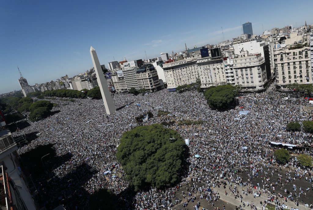 Selección Argentina por Buenos Aires: Los campeones del mundo continuaron su recorrido en helicóptero ante descontrol de millones.