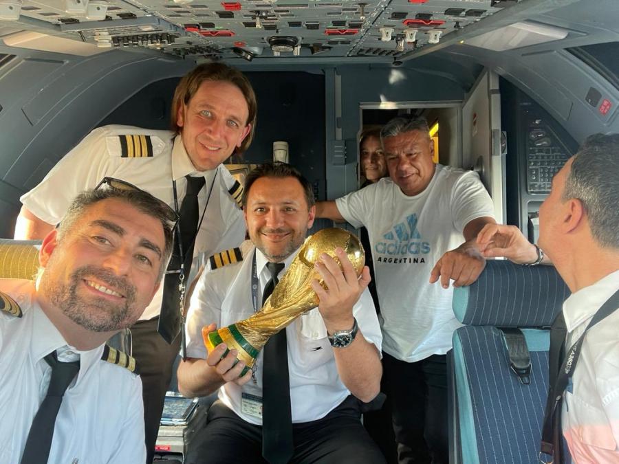 Trofeo de la Copa del Mundo en Argentina: Así transportan el codiciado trofeo de la Copa del Mundo ganado por los argentinos.