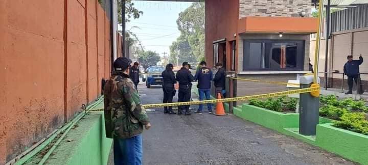 Guardia le dispara a compañero en Villa Nueva: Dos policías privados discuten y uno de ellos termina baleado.