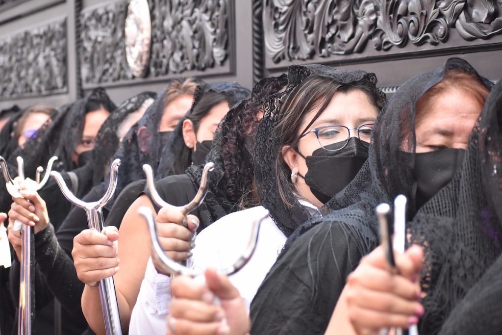 Las damas que cargan en las procesiones también son parte del grupo de cucuruchos o devotas