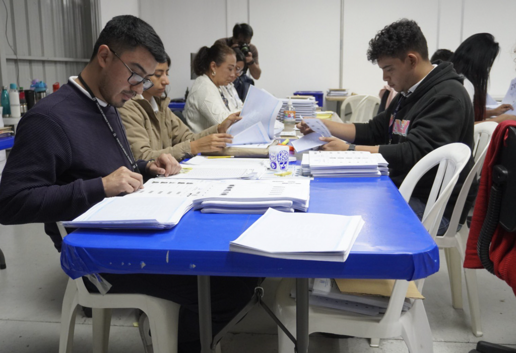 TSE se prepara para segunda vuelta electoral.