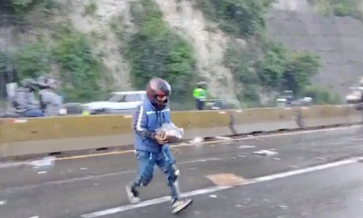 Transeúntes extraen producto del accidente.