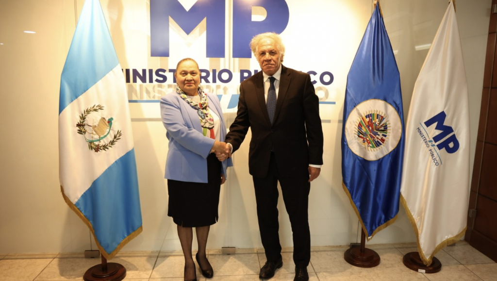 Luis Almagro y Consuelo Porras se reúnen.
