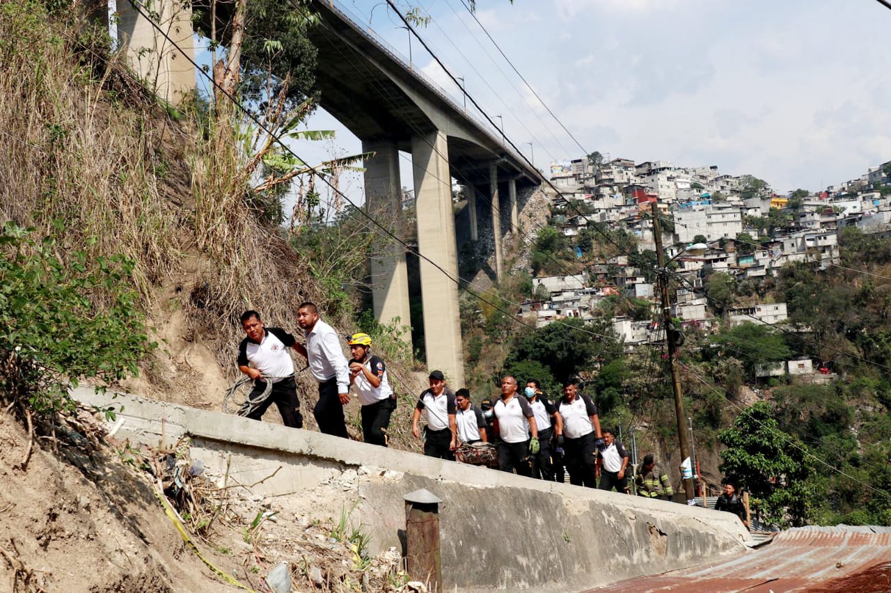 Abandona su vehículo y se lanza al vacío del Puente El Incienso