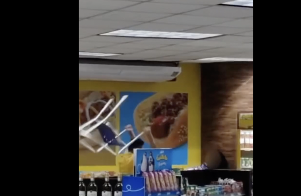 Capturan a hombre que ataca a mujer en tienda de conveniencia