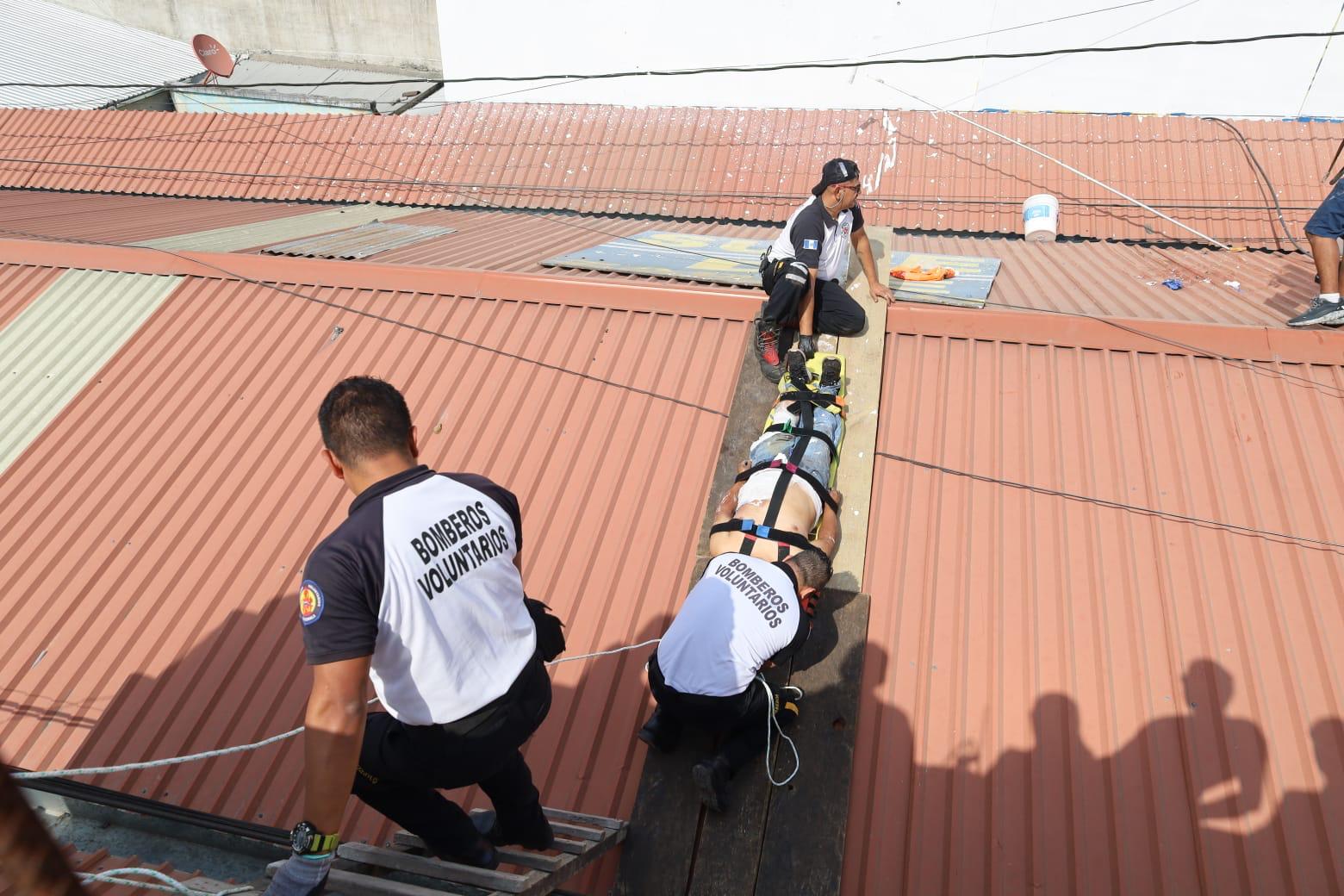 Hombre sufre quemaduras tras recibir descarga eléctrica en zona 11