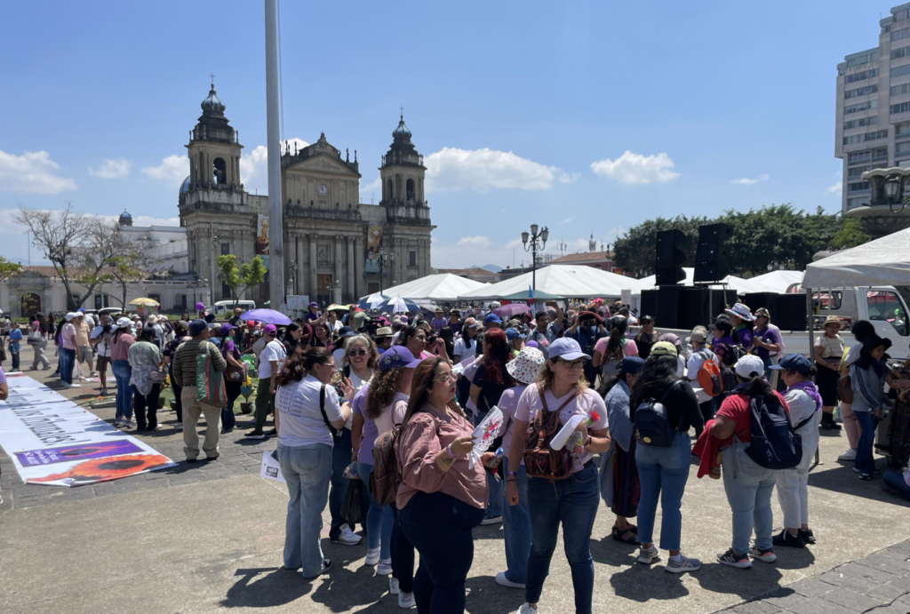 Cientos de mujeres marchan por sus derechos en el Día Internacional de ...
