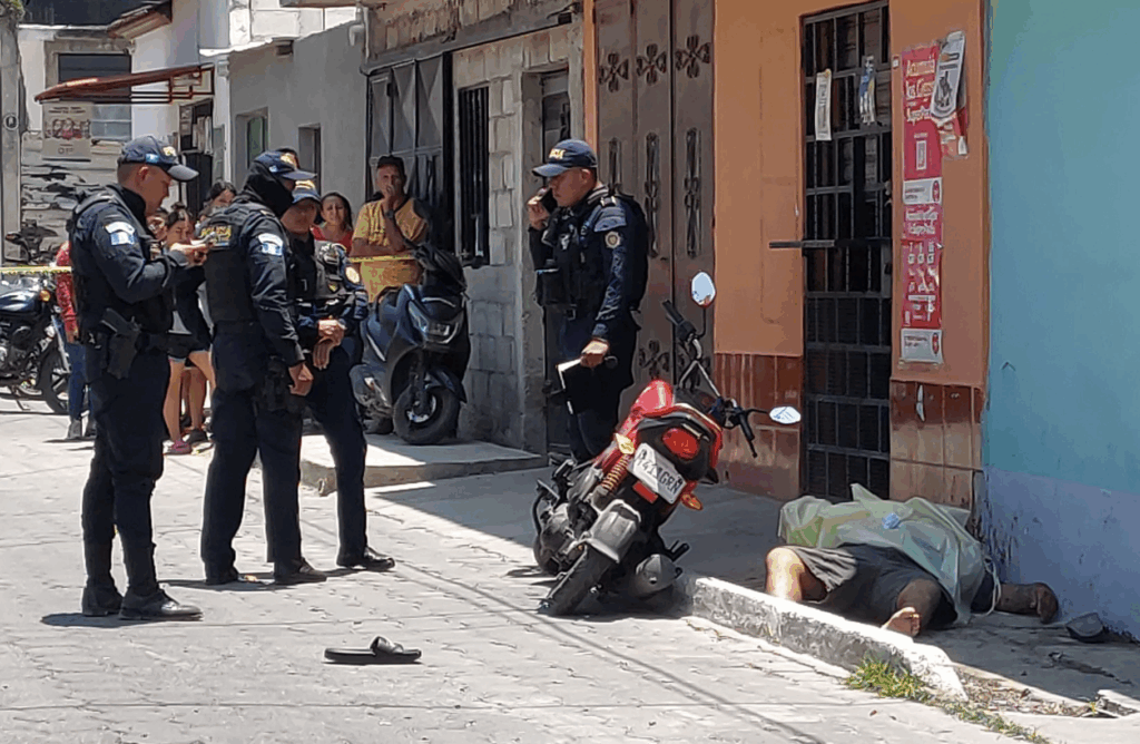 Ataque armado deja un motociclista fallecido frente a una tienda