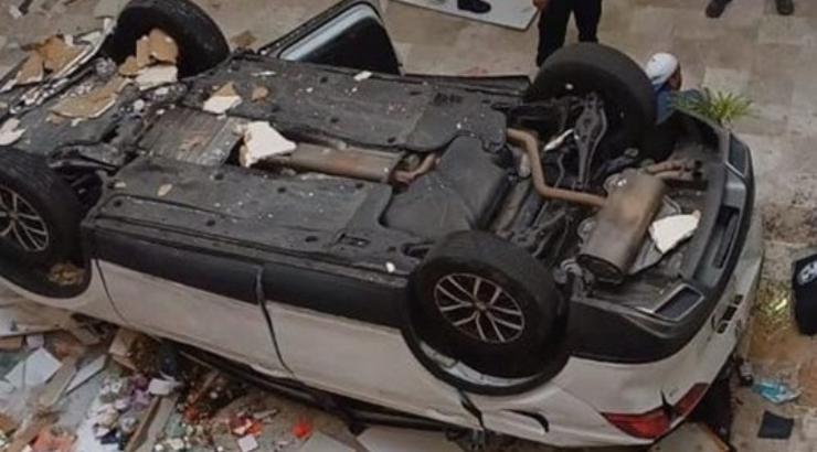 Mujer de 61 años cae con su auto desde el tercer piso en CDMX
