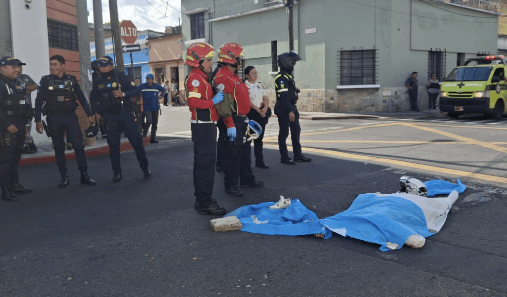 Mujer motorista pierde la vida tras ser arrollada por un camión