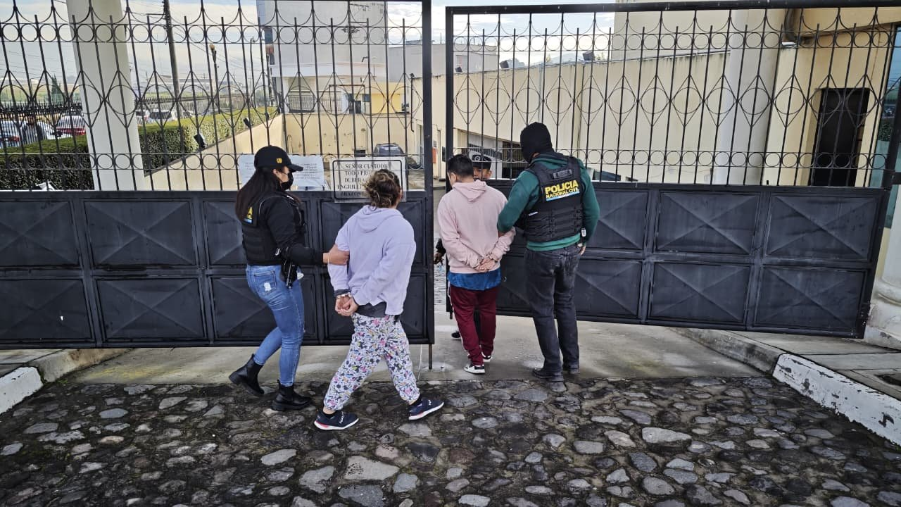 Arrestan a padres por muerte de niña de 2 años