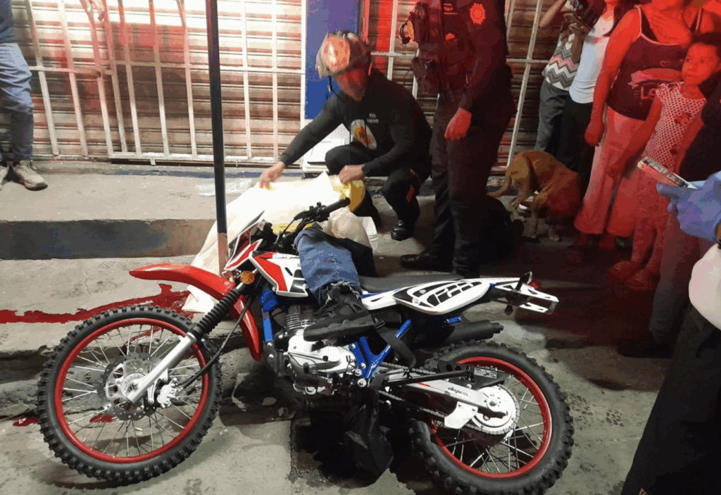Hombre es asesinado a balazos mientras conducía su motocicleta en Amatitlán