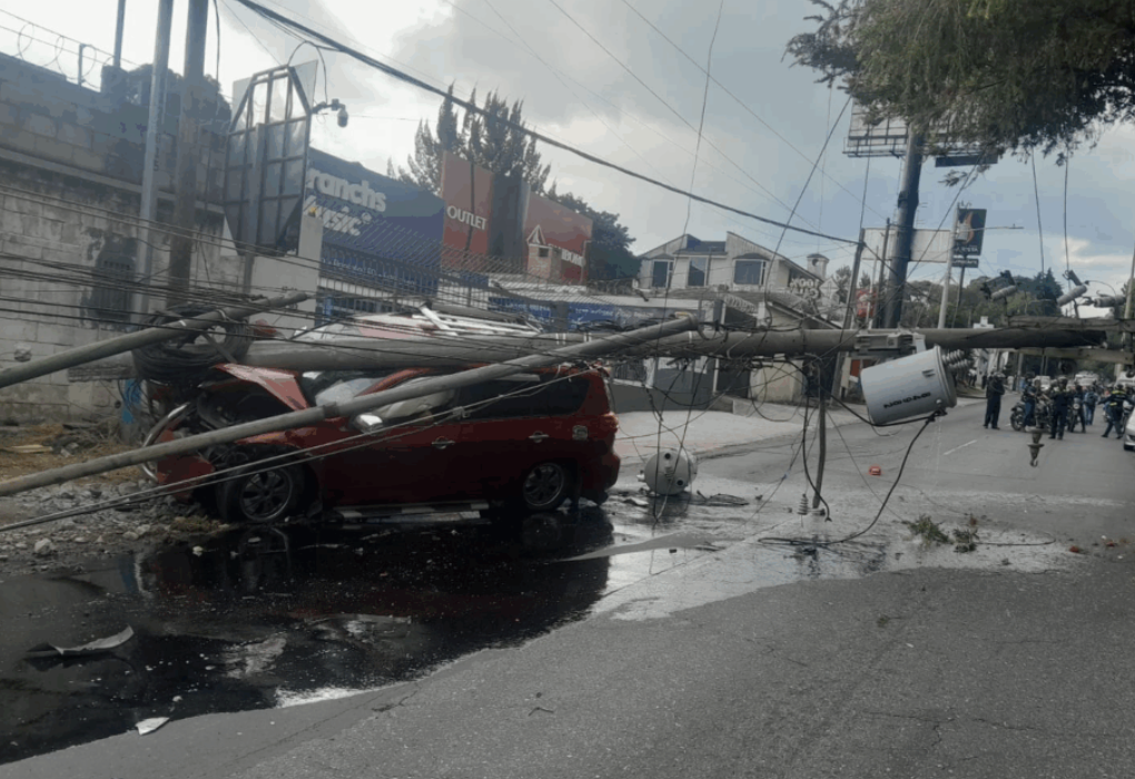 Automovilista pierde el control y choca contra poste en Mixco
