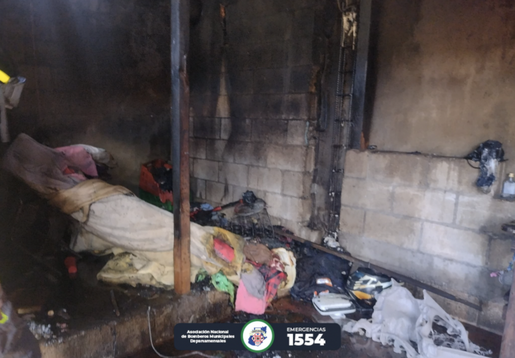 Rescatan a dos menores con quemaduras tras incendio en vivienda