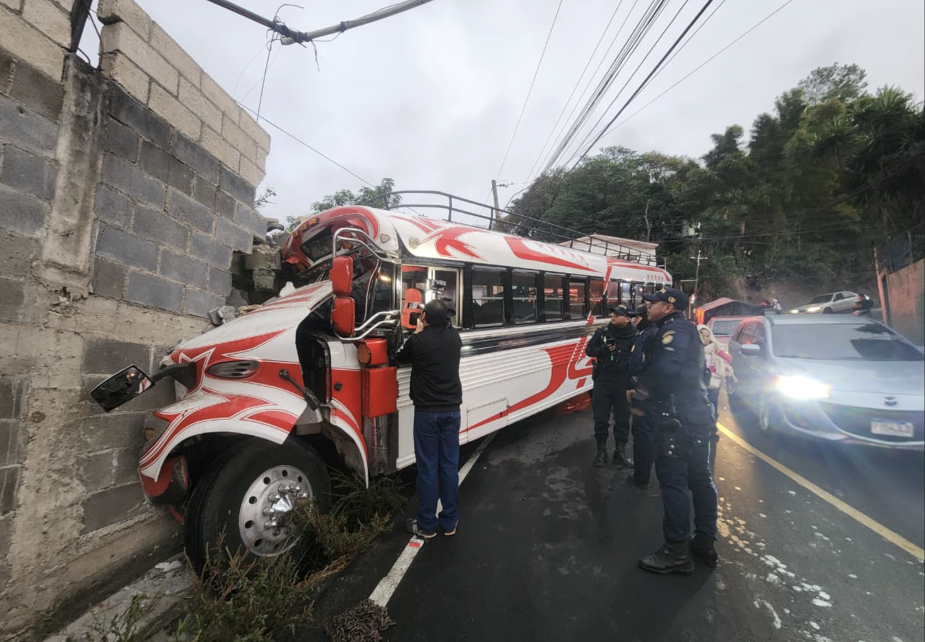 Bus choca contra vivienda y deja 15 heridos en Villa Canales