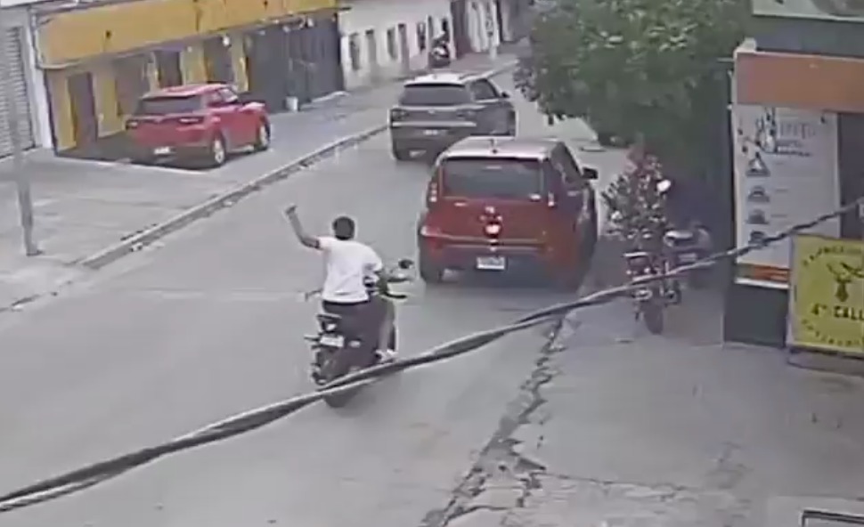 Motorista choca contra auto estacionado y se da a la fuga (video)