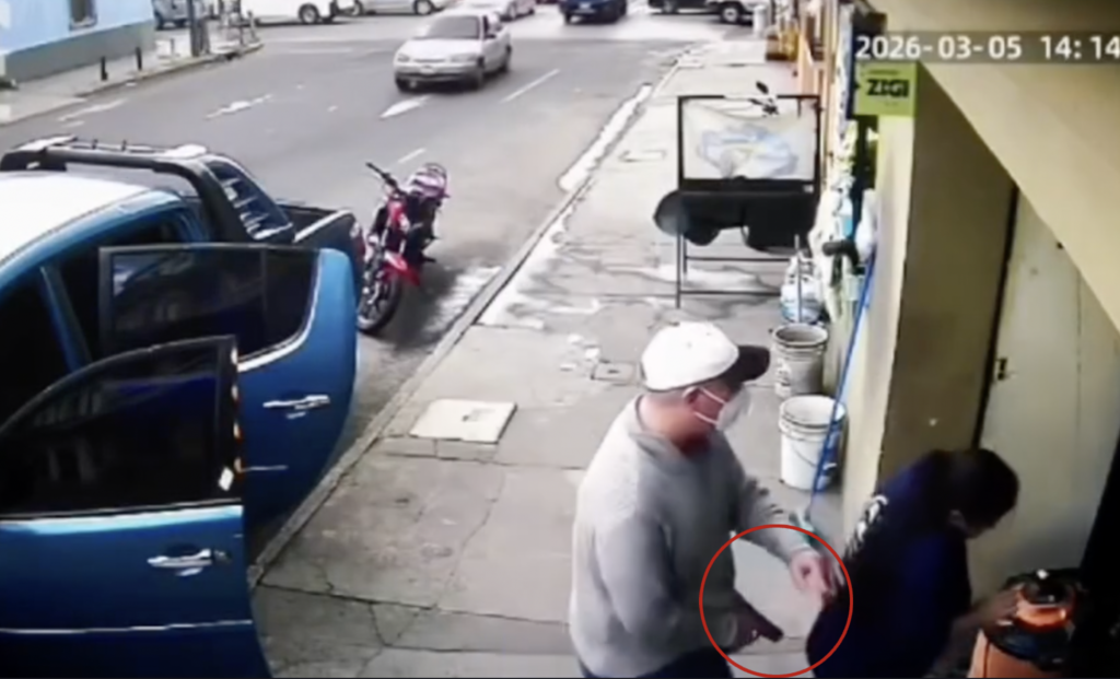 VIDEO: Captan robo de pickup a plena luz del día en la Reformita