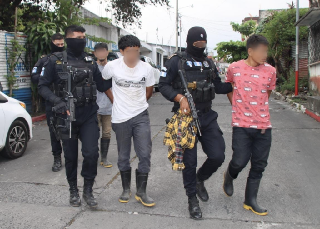 Capturan a tres presuntos asaltantes con armas, droga y chaleco antibalas