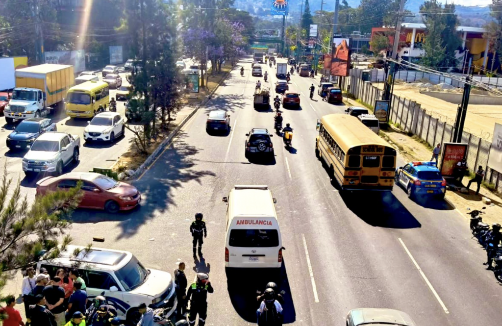 Liberan el paso en calzada Roosevelt tras bloqueo de taxistas
