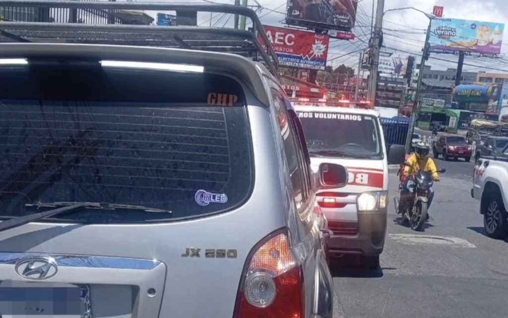 Reportan a mujer fallecida dentro de automóvil en paso a desnivel de Fraijanes