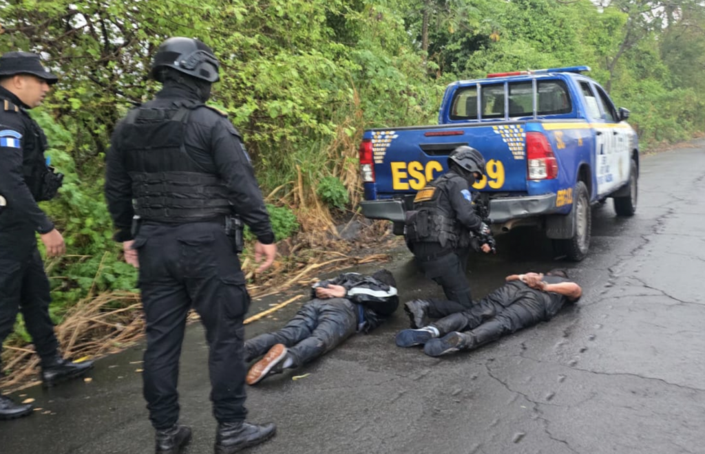 Asalto a bus extraurbano: capturan a tres hombres que intentaron huir