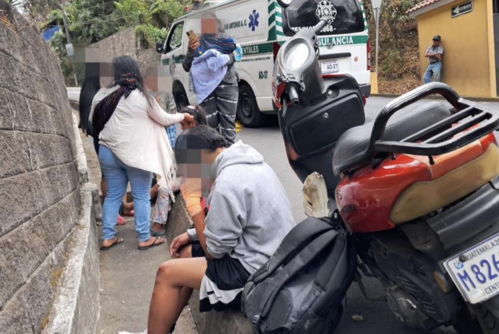 VIDEO: Motorista pierde el control y atropella a menor que caminaba a la orilla de la calle