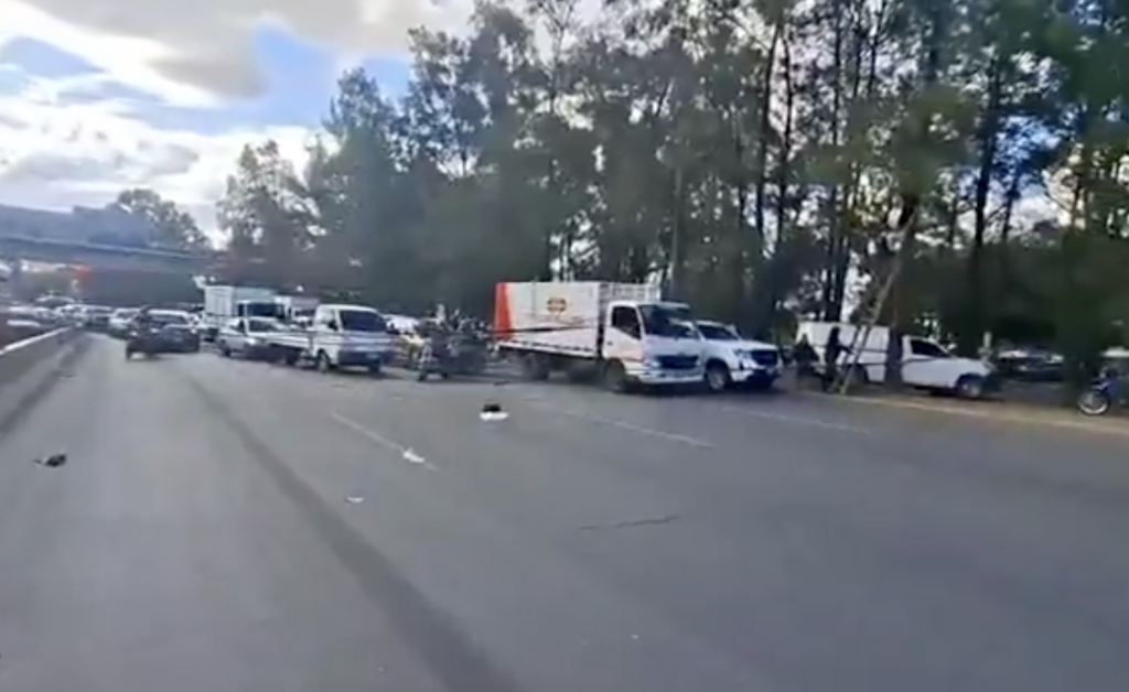 Poste cae y bloquea el paso en calzada Roosevelt (video)