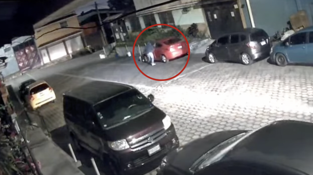 En 15 segundos: captan robo de automóvil en Mixco (VIDEO)