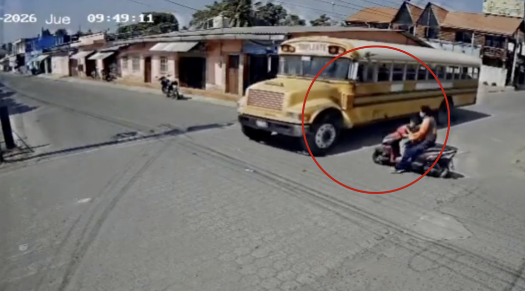 VIDEO: hombre y menor se salvan de morir tras accidente con un bus