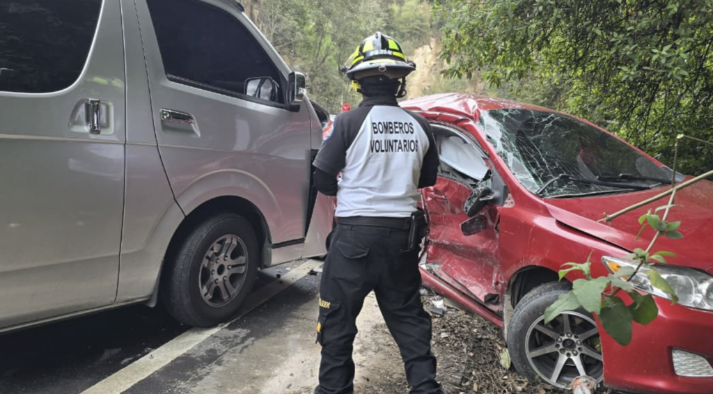 Fuerte accidente entre dos microbuses y vehículo deja 12 personas atendidas