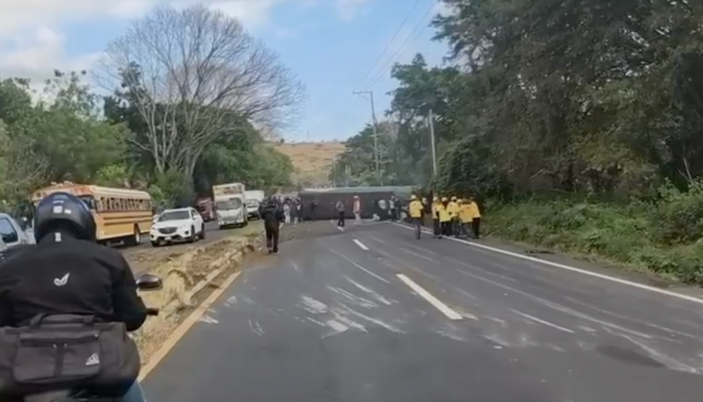 Bus vuelca en carretera a El Salvador; reportan varios heridos