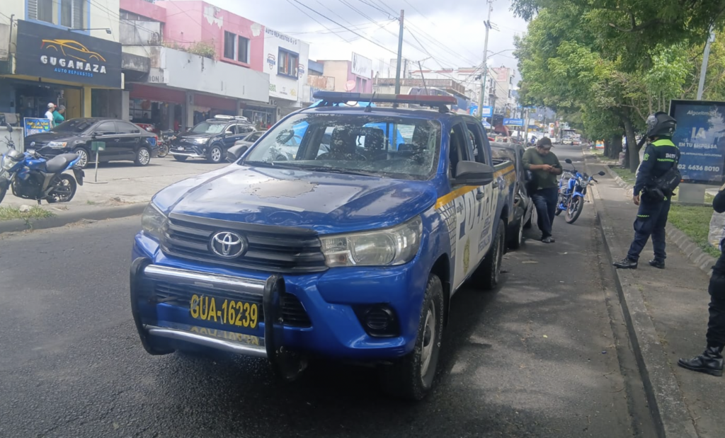 Vehículo colisiona contra patrulla de la PNC en la calzada San Juan