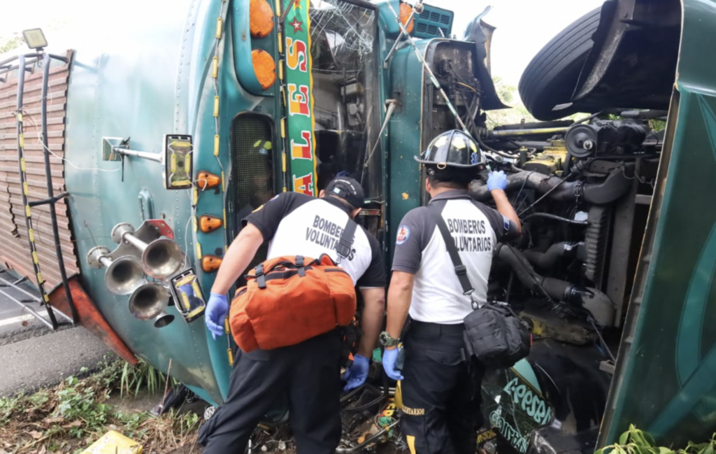 Multan con más de Q20 mil a bus volcado en ruta a El Salvador; piloto se dio a la fuga