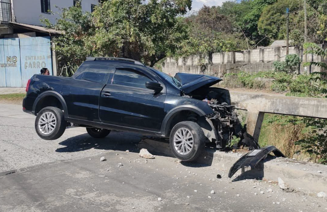VIDEO: Conductor pierde el control y se empotra contra puente en El ...