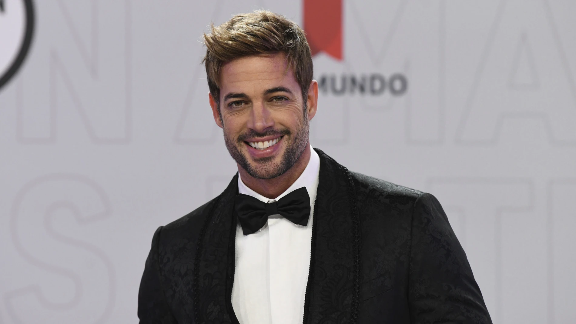 William Levy escandaliza las redes tras subir foto con su novia