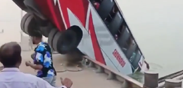 VIDEO: 35 personas desaparecidas tras caída de autobús a un río