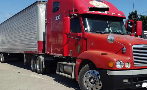 Tráiler realiza maniobra prohibida y complica el tránsito (video)